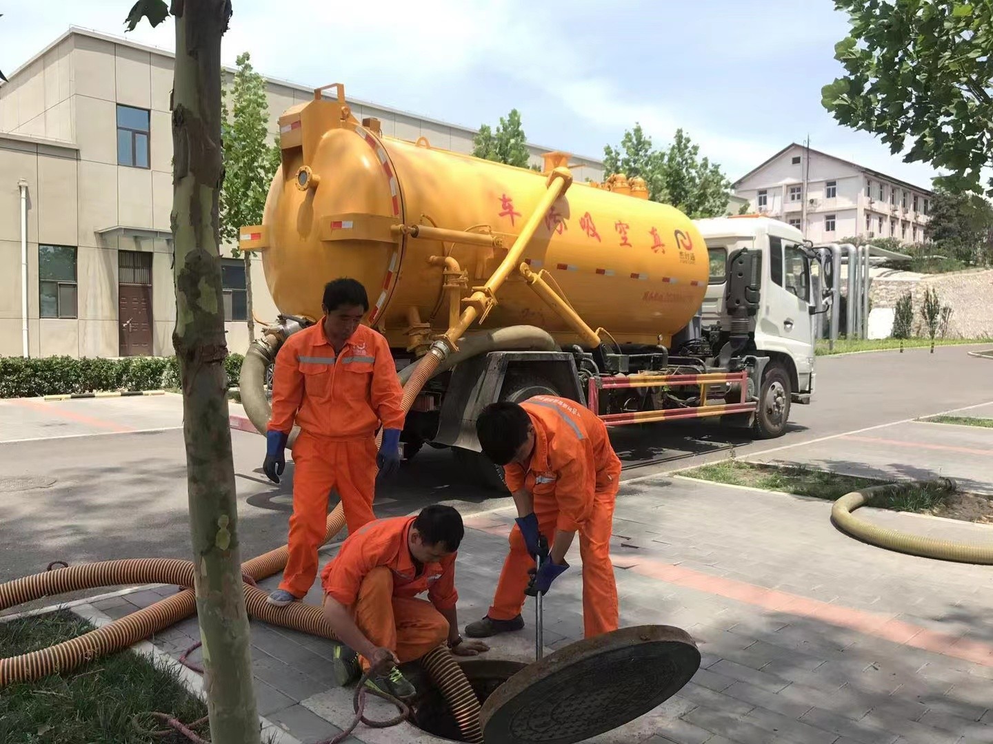 五龙口镇管道疏通车停在窨井附近