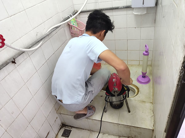 五龙口镇肥皂掉到马桶里把马桶堵住了怎么办？马桶堵住了怎么办